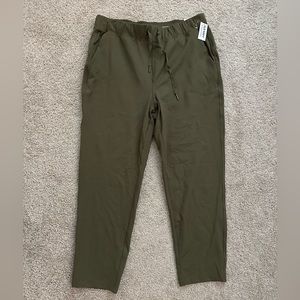 NWT. Old Navy. Petite Medium tapered pants.